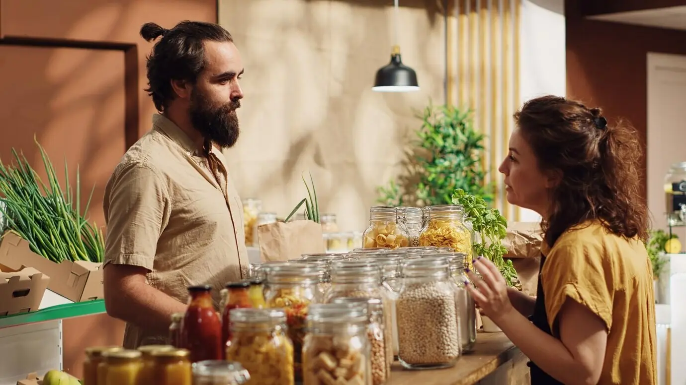 Ein Mann erkundigt sich nach der ethischen Beschaffung von Lebensmitteln.