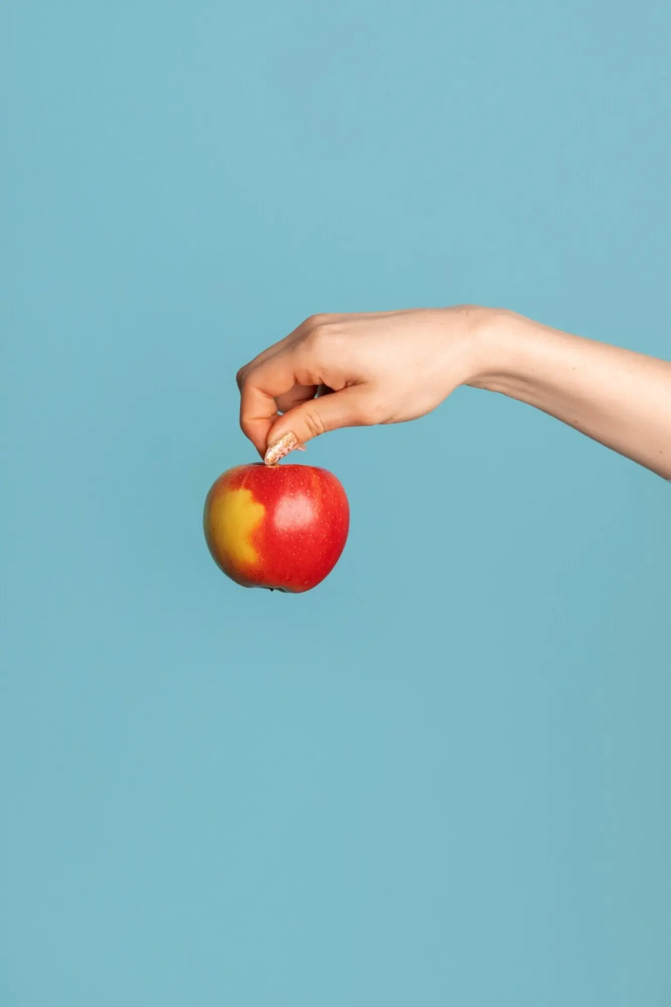 Nahaufnahme einer Hand, die Essen hält.